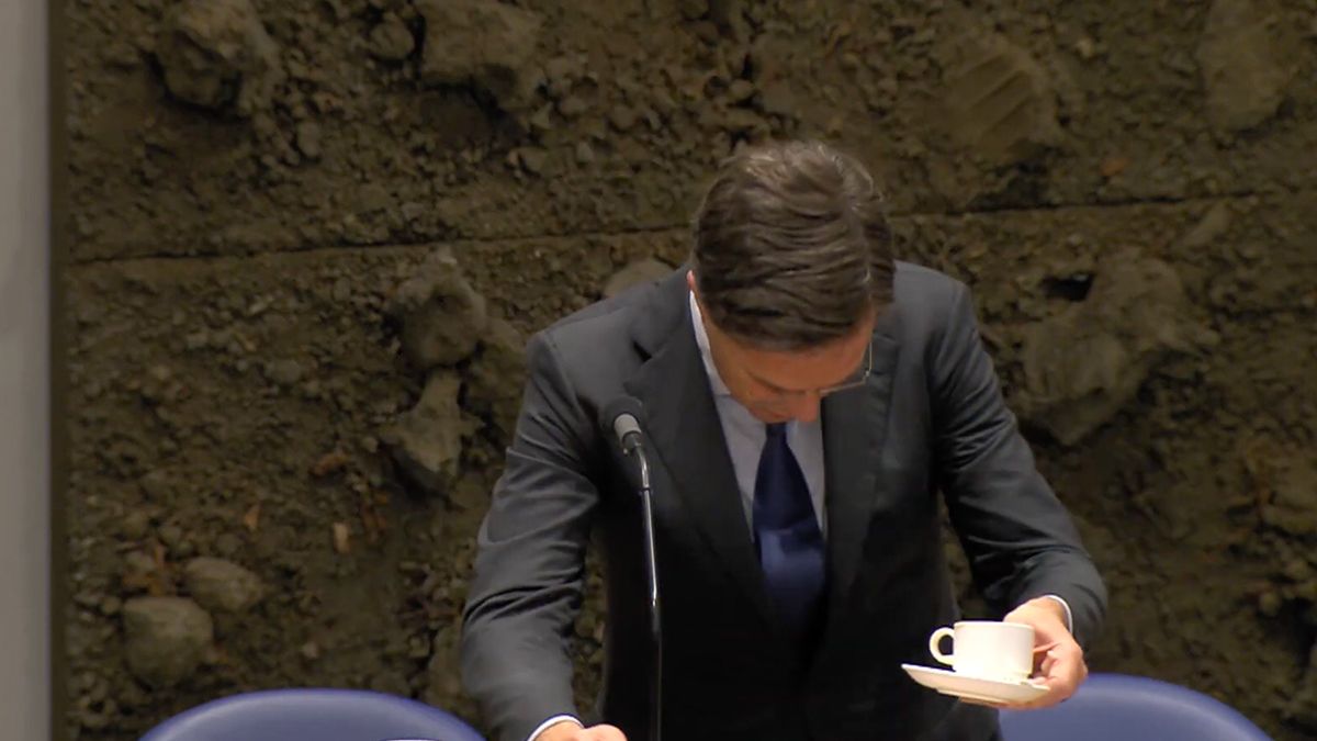 Mark Rutte vloekt na omgooien van kopje koffie tijdens debat