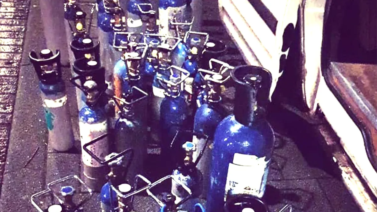 Politie Rotterdam vindt 57 flessen lachgas in bestelbusje