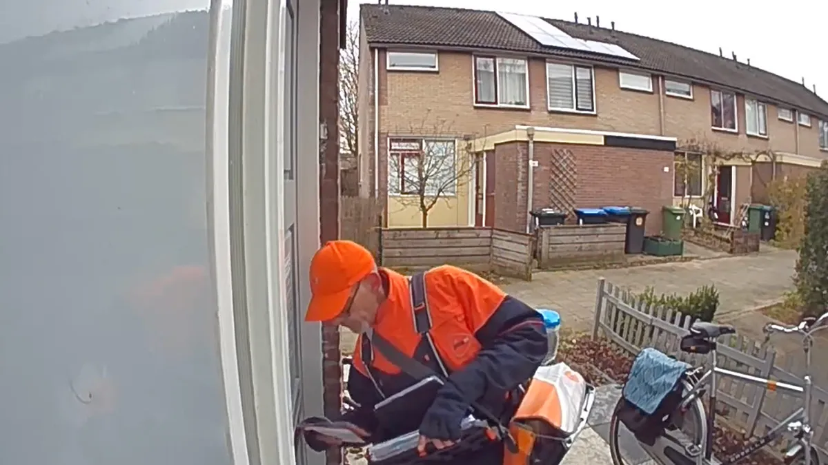 Postbode heeft zijn dag wordt boos als gleuf niet meewerkt