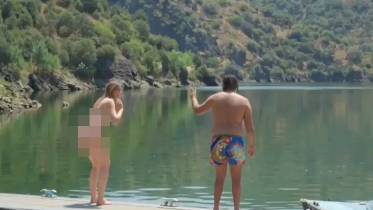 Rapper Sjaak heeft goed uitzicht op bikini Zangeres Maan