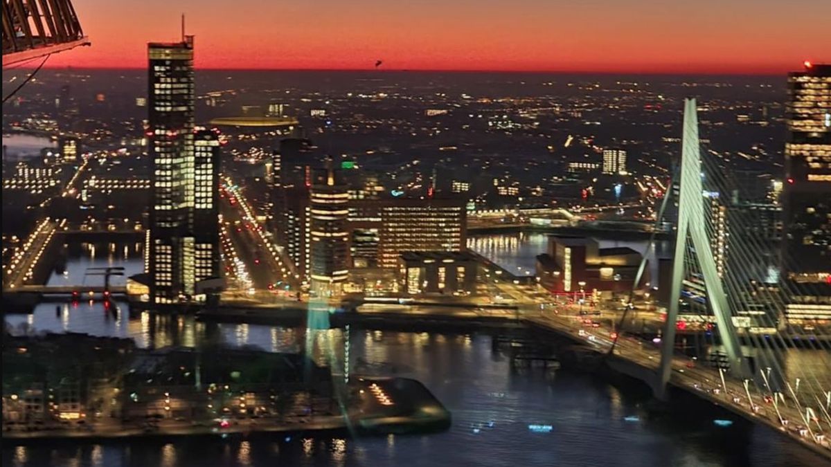 Rotterdamse kraanmachinist legt mooiste zonsopgang van Nederland vast