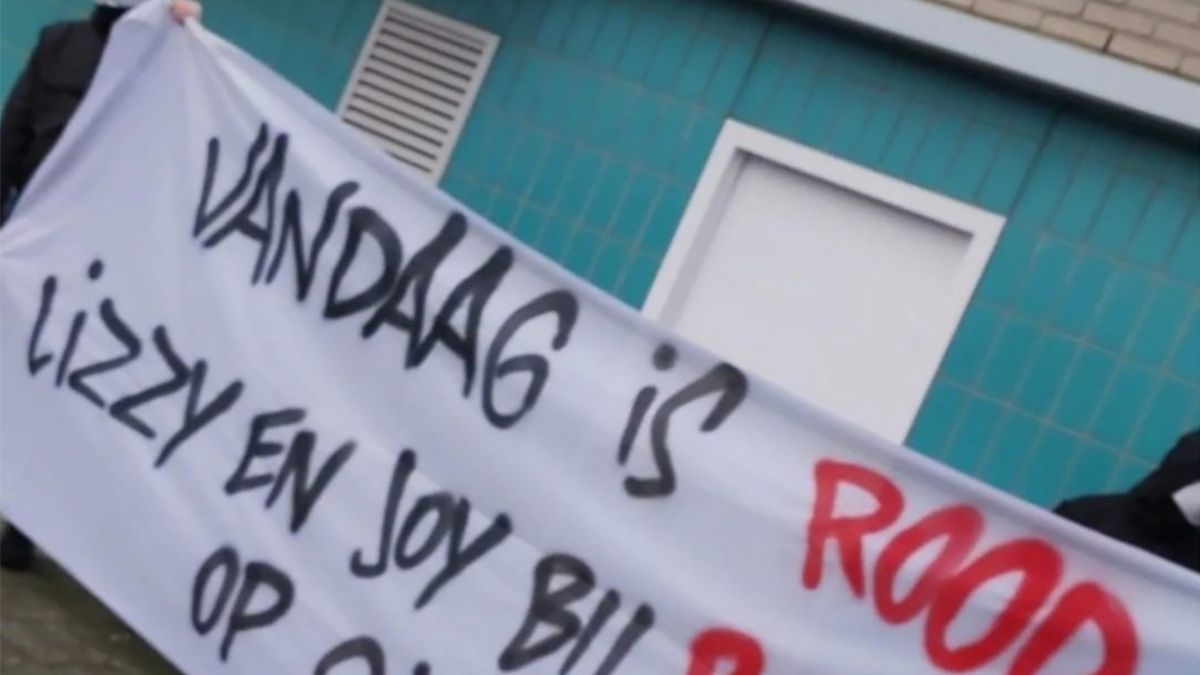 Supporters van Feyenoord tonen misselijkmakend Marco Borsato spandoek