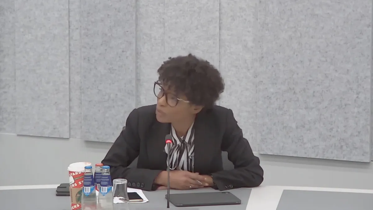 Sylvana Simons botst met voorzitter Ockje Tellegen: ’Het lijkt wel een kleuterklas hier’