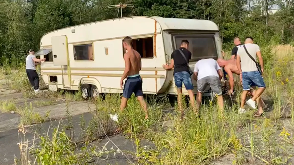 Verveling bestaat niet: Kijken of een auto in een caravan past
