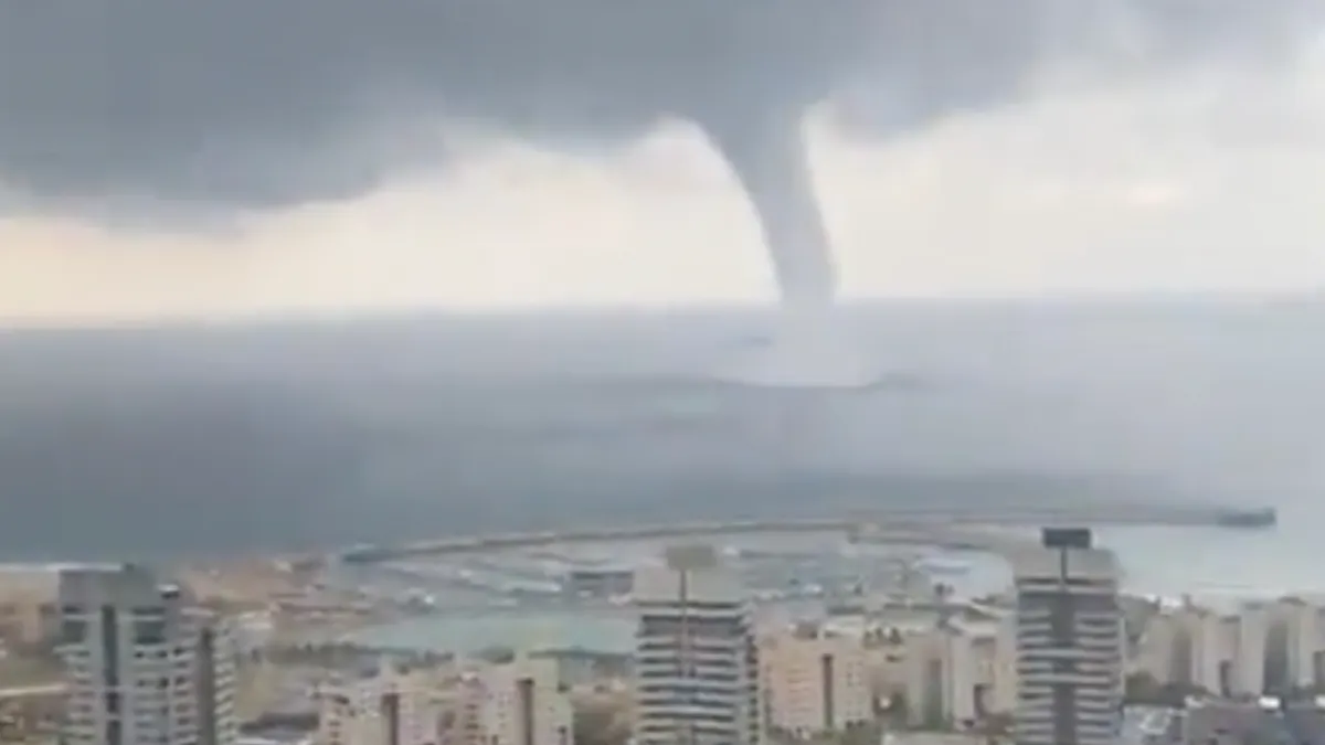 Gigantische waterhoos levert voor mooi beeld op in badplaats Ashdod