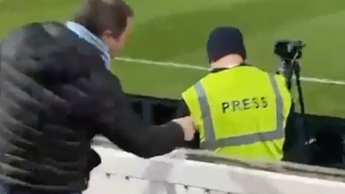 Hij kon het niet laten tijdens Manchester City tegen Swindon Town