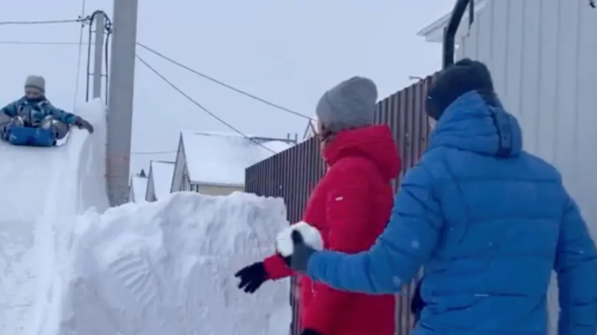 Pas op, glad, hek en slee