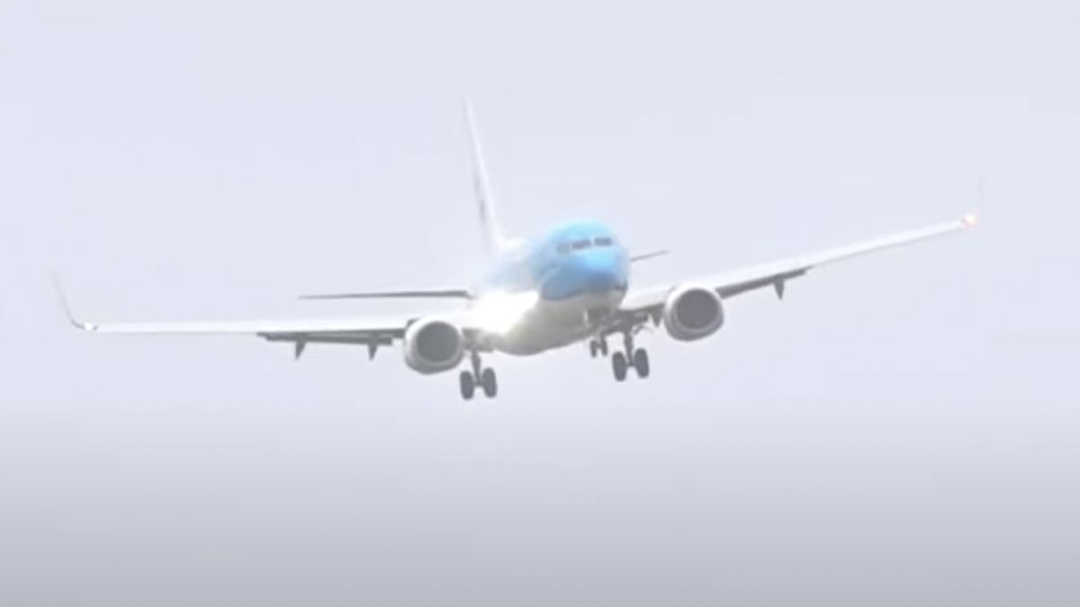 Live vliegtuigen zien zwabberen op Schiphol door Storm Corrie
