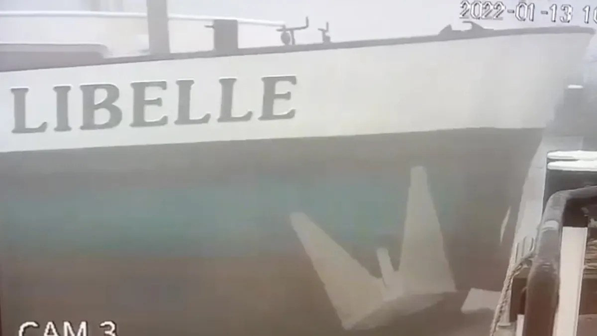 Binnenvaartschip Libelle knalt tegen de kant