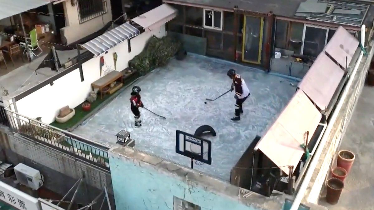 Chinese man in lockdown wilde toch schaatsen, bouwde balkon om tot ijshockeybaan
