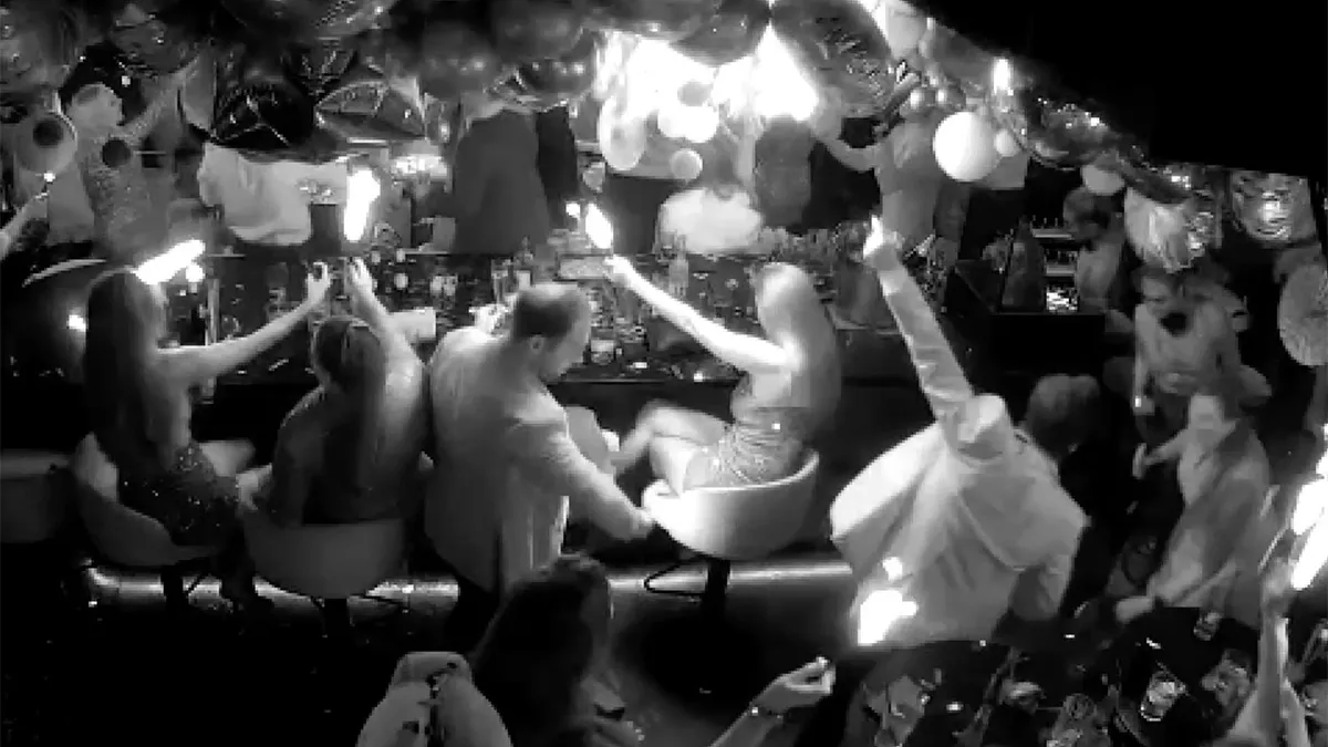 Feestvierder tijdens oud en nieuw zet bar in Manchester per ongeluk in de fik