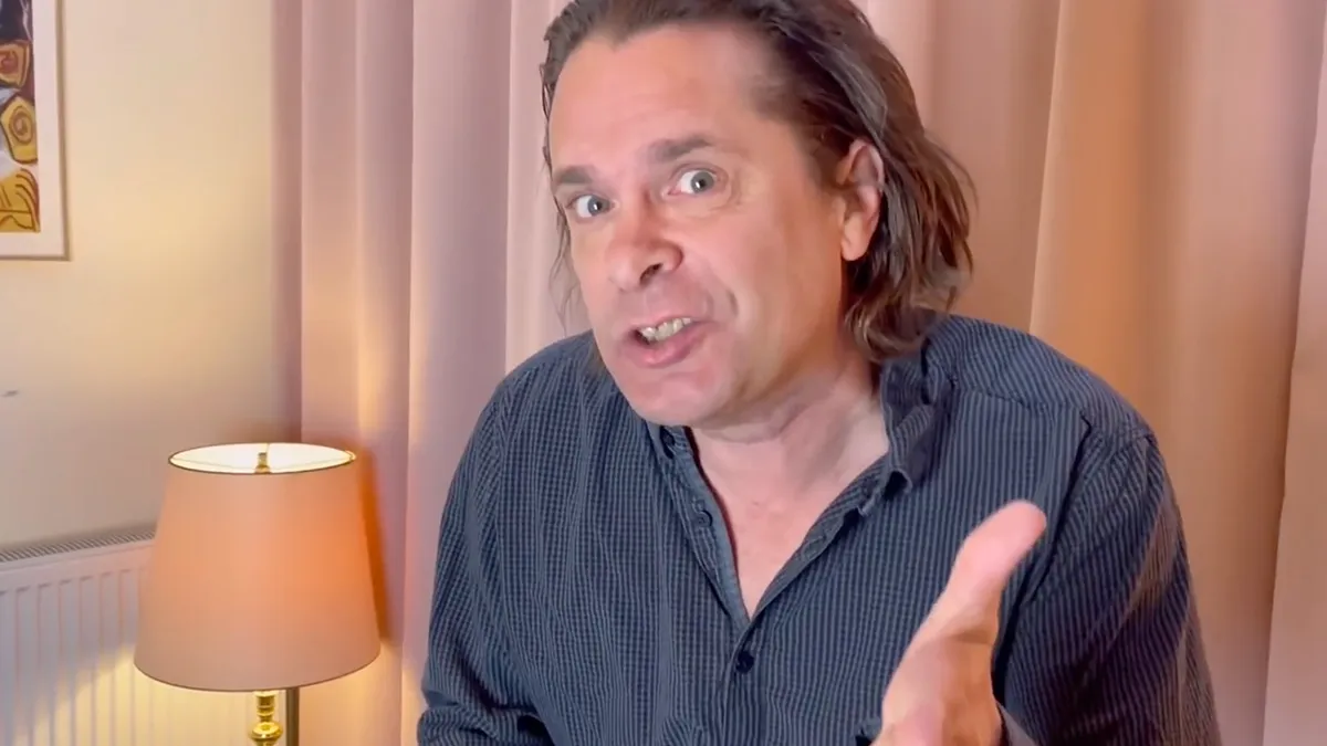 Hans Teeuwen doet zijn zegje over de coronapas
