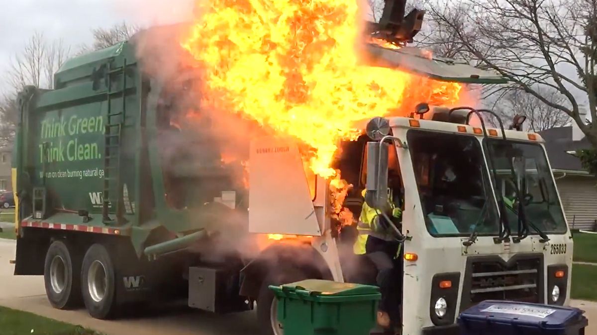 Hydraulische slang breekt bij vuilniswagen en deze vat daarna vlam