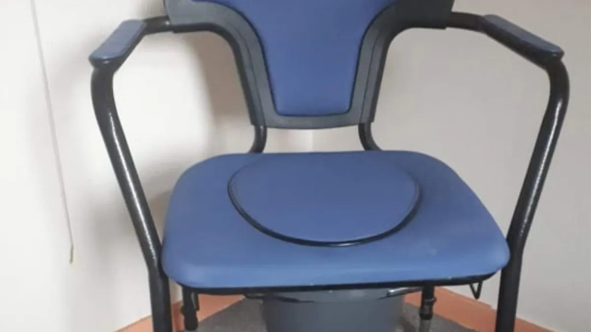 Iemand heeft een postoel op een Weggeefhoek aangeboden met volle inhoud