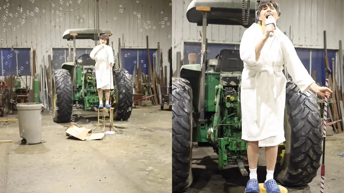 Nu alle shows niet doorgaan geeft zangeres showtje op boerderij