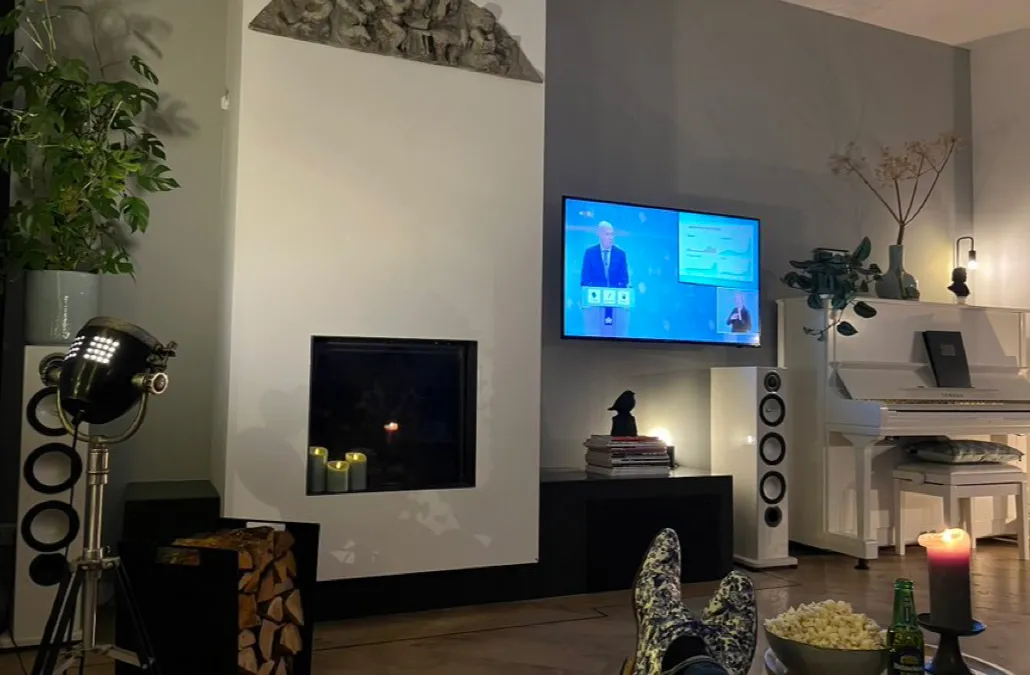 Ondertussen bij Hugo de Jonge thuis: Persconferentie kijken