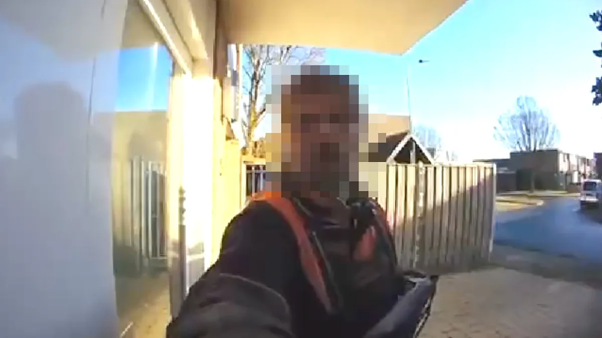 Postbode heeft zijn dag niet en gooit er daarom een paar krachttermen uit