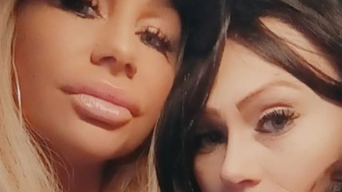 Schoonzus van Samantha de Jong aka Barbie zwaait met een pistool op Instagram