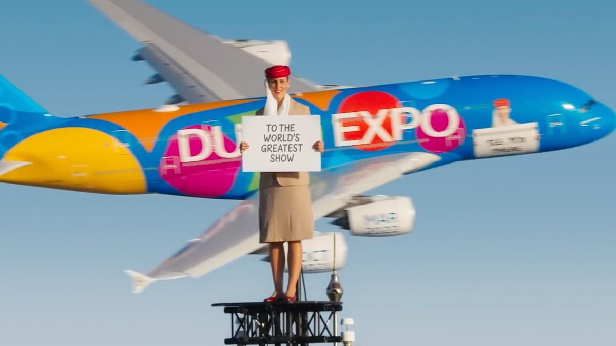Emirates commercial met “stewardess” op 828 meter hoogte en een Airbus A380 om het af te maken