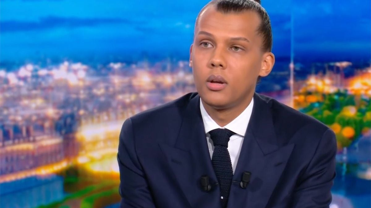 Stromae begint midden in interview op Franse televisie zijn nieuwe single te zingen