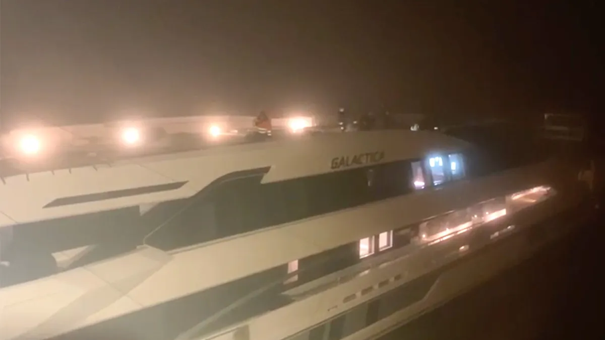 Superjacht 'de Galactica' tikt brug aan in Heusden