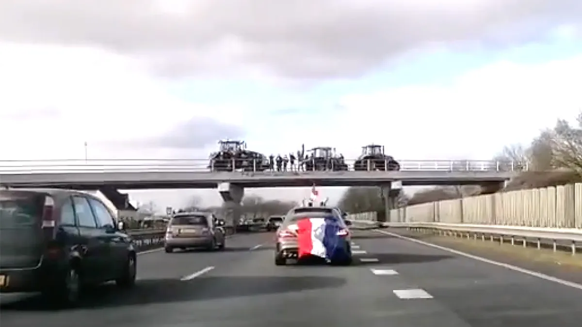 Video kettingbotsing achter expres langzaam rijdende demonstranten op de A2