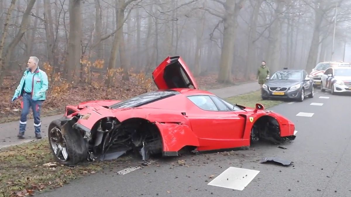 Zeer exclusieve Ferrari Enzo van drie miljoen crasht in Baarn