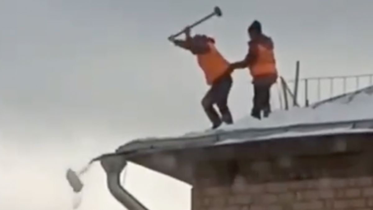 Russen die een dak ijsvrij maken heeft wel iets spannends