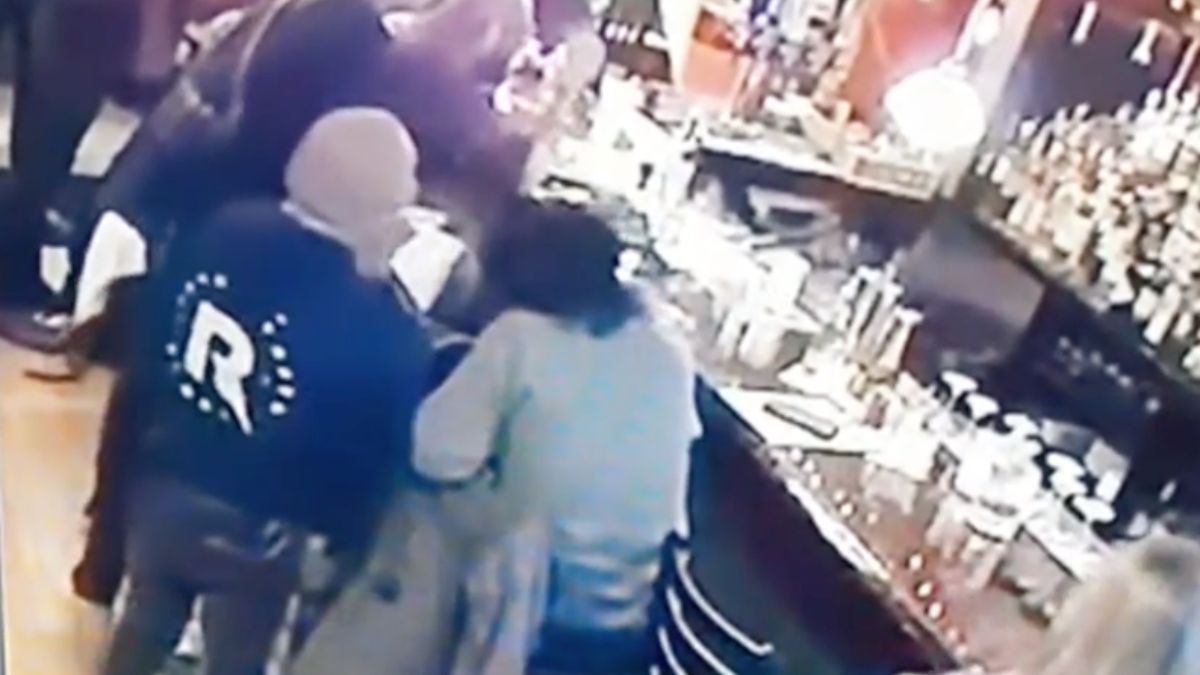 Barman ziet fooi in rook opgaan en gaat voor de Heimlich greep