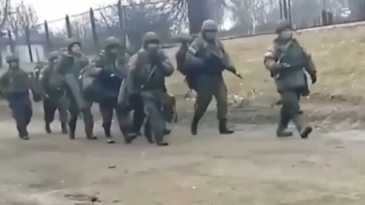 Groepje Russische soldaten te voet naar huis wegens te kort aan brandstof