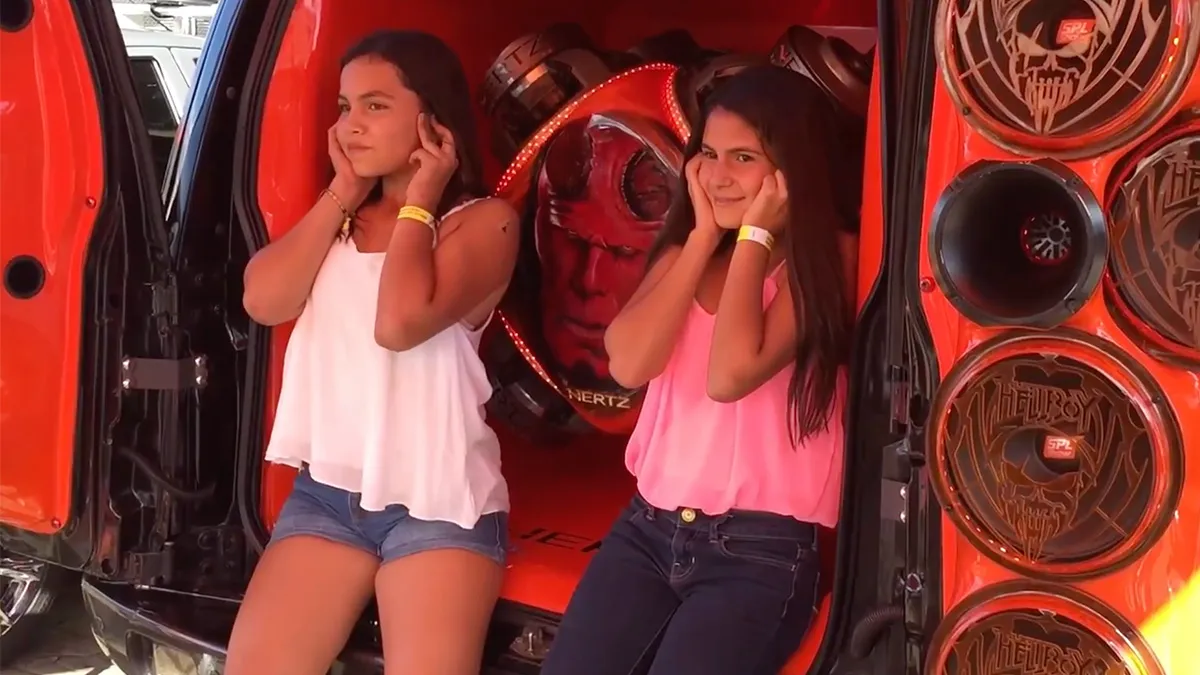 Auto met enorm geluidssysteem laat haren van dames dansen