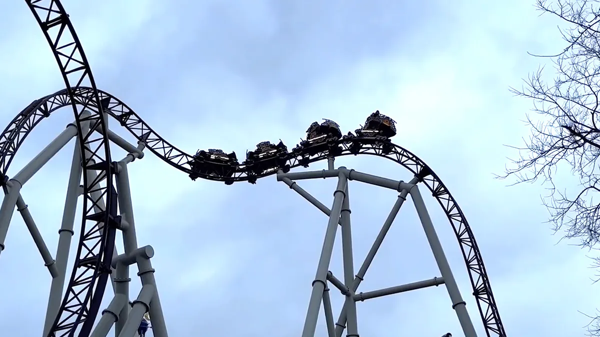 Bezoekers Plopsaland zitten vast op 32 meter hoogte in achtbaan 'Ride to Happiness'