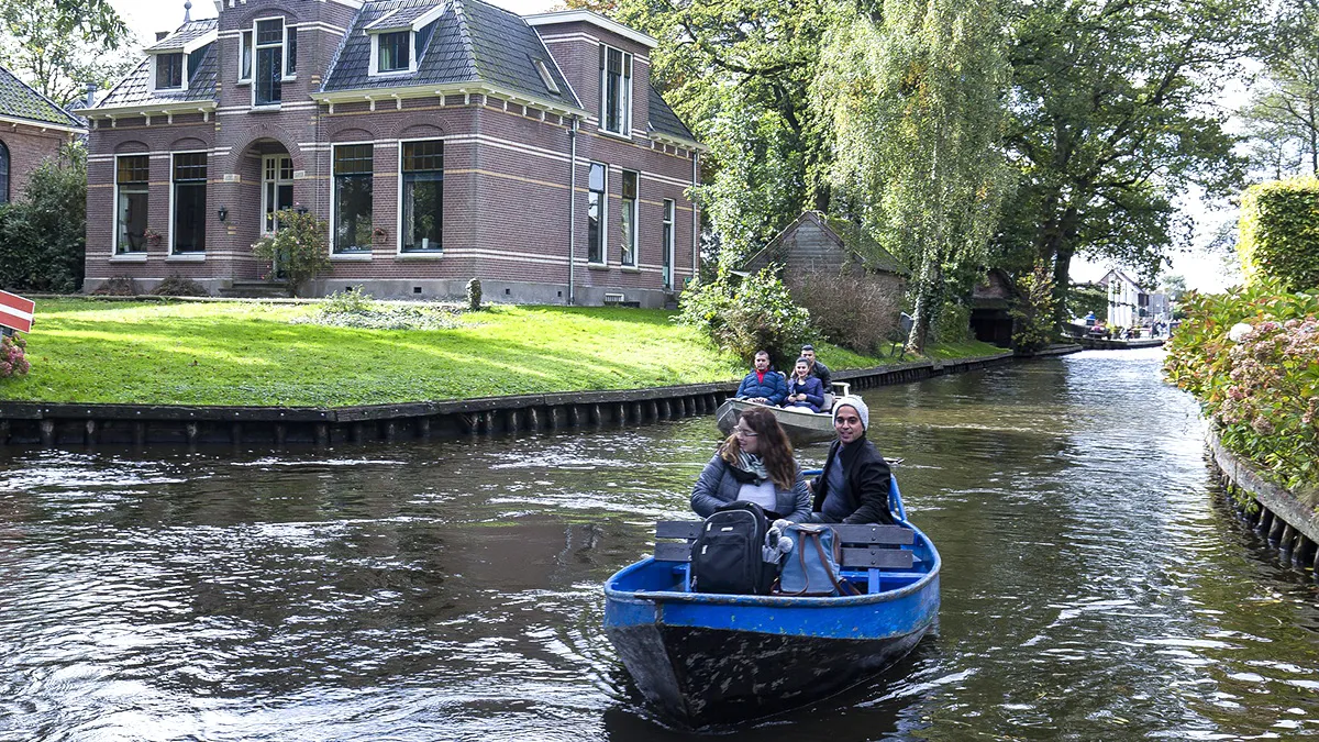 Bizar: Turks gezin weggepest door racistische jongeren in Giethoorn, politie doet niets