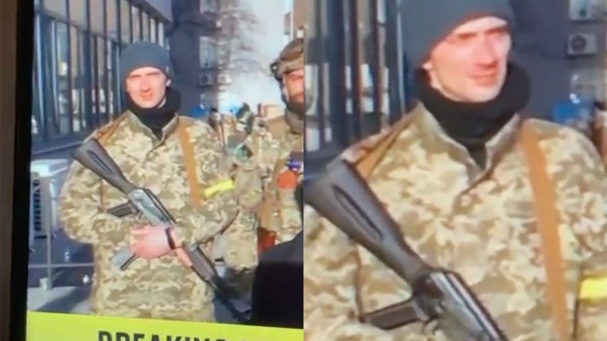 Heldhaftige Oekraïense soldaat poseert met zijn geweer voor item verslaggever