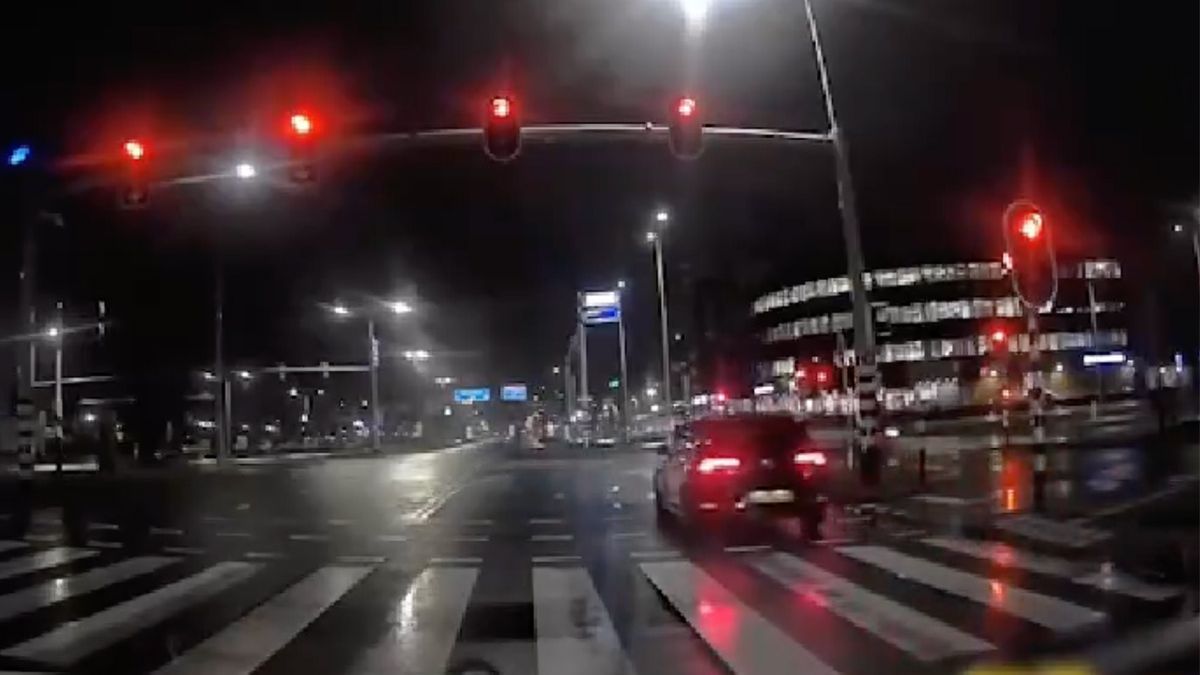 Karma voor auto die rood stoplicht pakt in Den Haag