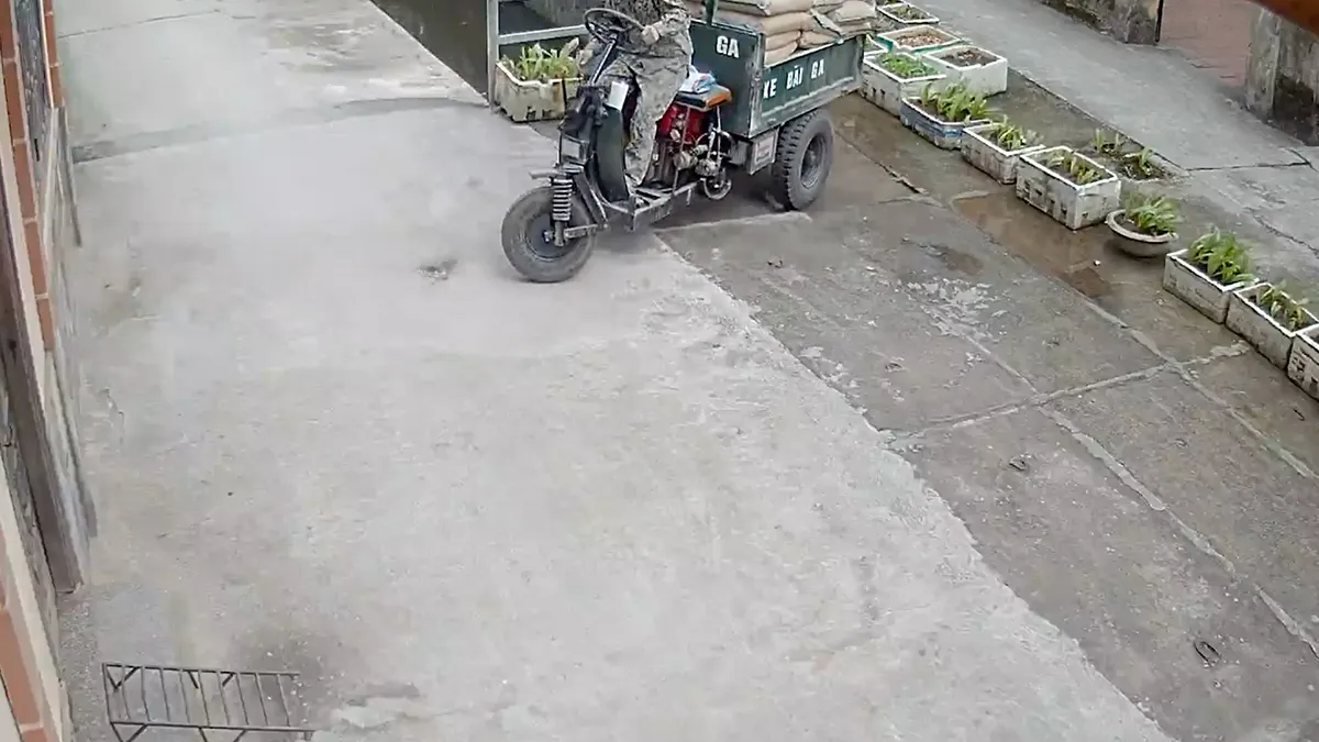 Lading iets te zwaar en man gaat met karretje door beton