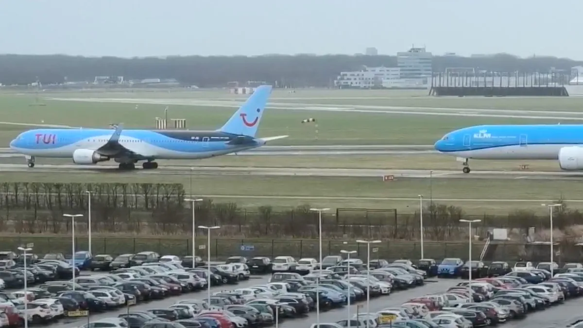 Livestream van vliegtuigen die het op Schiphol moeilijk hebben door storm Eunice