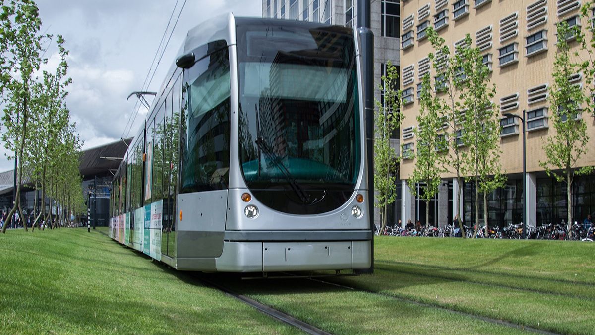 Moeder, voed je dochter op! Ze maakt nogal een scene in de tram!