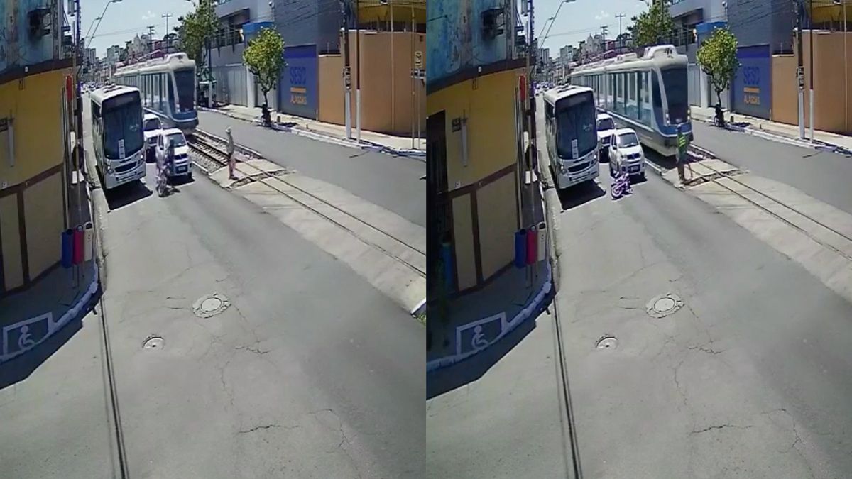 Motorrijder redt oudere vrouw die op tramrails staat voor aankomende tram