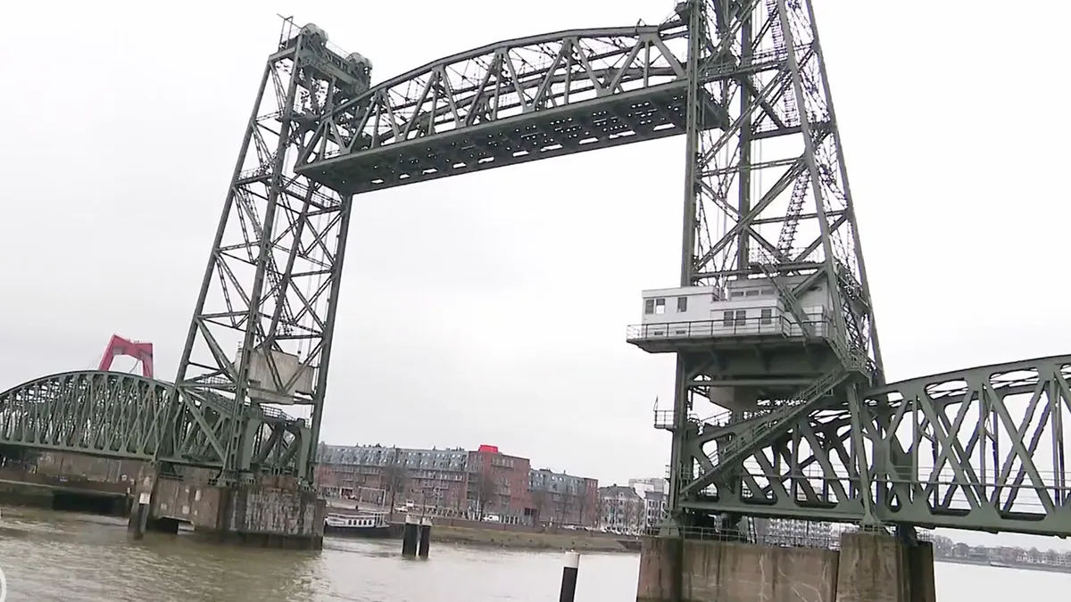 Ophef om ontmanteling Rotterdamse brug 'De Hef' voor megajacht van rijkste man ter wereld