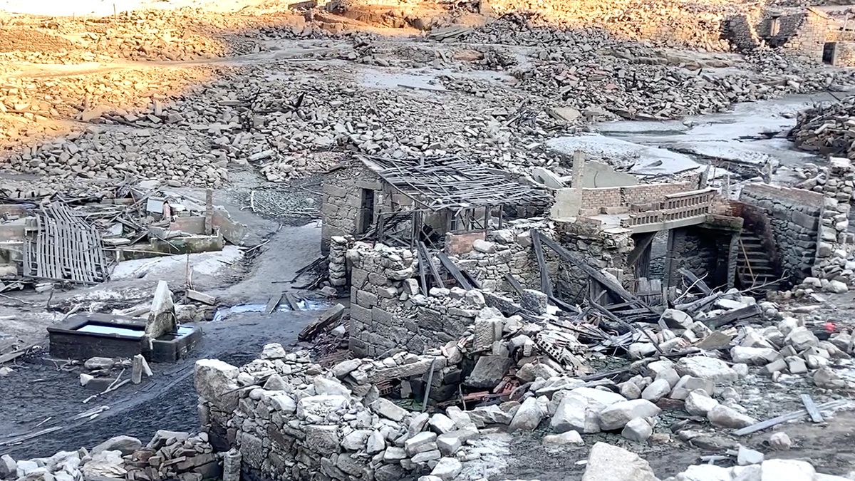 Verdronken Spaanse dorpje Aceredo komt door droogte weer boven water