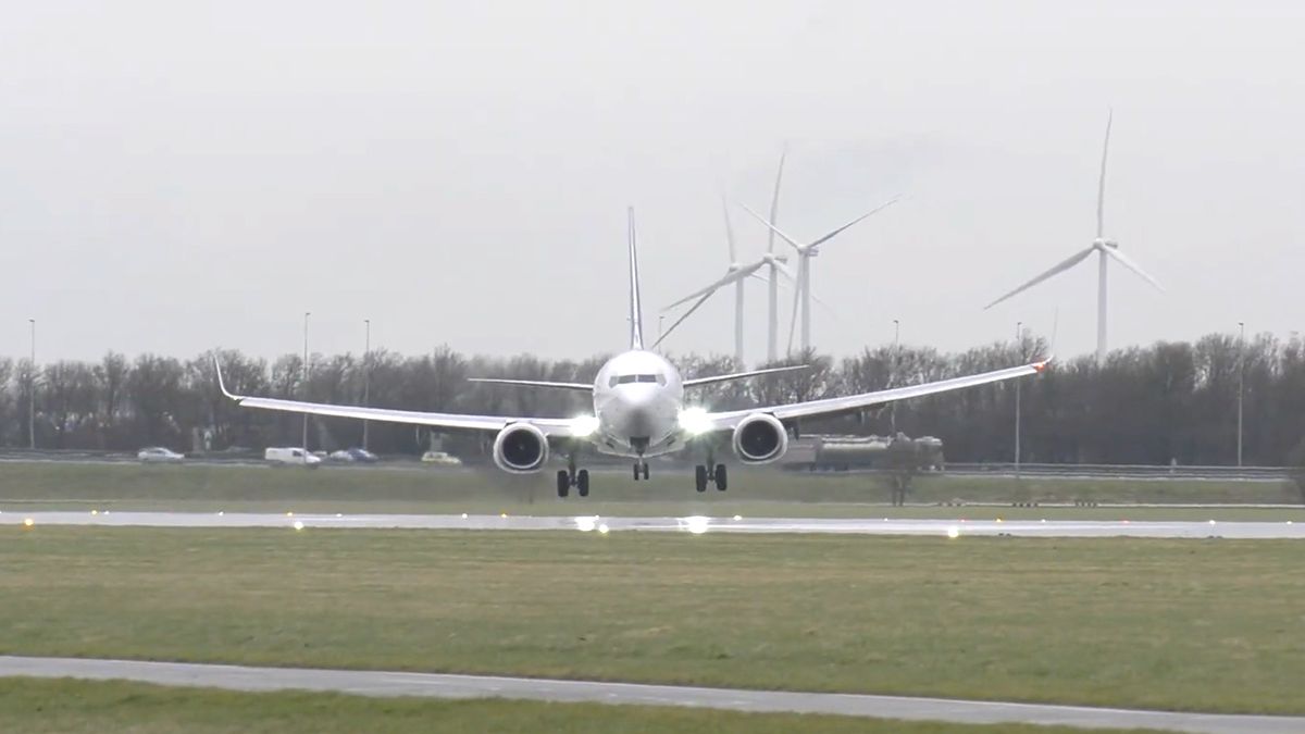 Vliegtuigen landen door storm Eunice met extreme zijwind op de Polderbaan van Schiphol