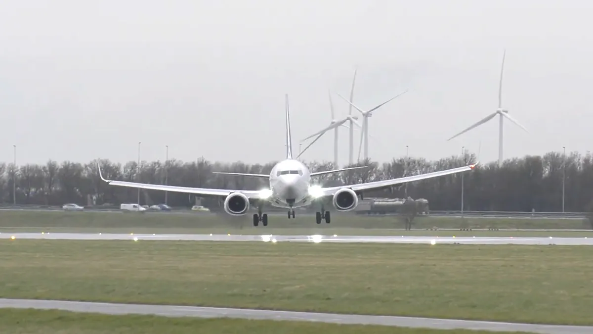 Vliegtuigen landen door storm Eunice met extreme zijwind op de Polderbaan van Schiphol
