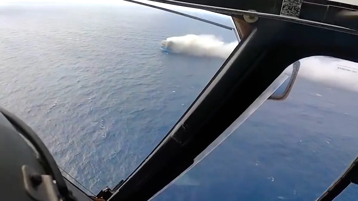 Vrachtschip ‘Felicity Ace’ met aan boord 1100 Porsches vat vlam op zee