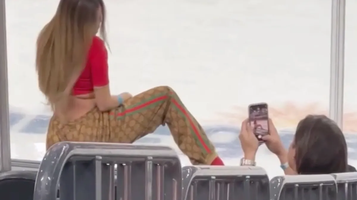 Botox babe heeft het hartstikke druk in ijshockeystadion