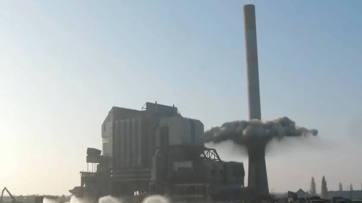Schoorsteen van 155 meter neergehaald met explosieven in Nijmegen