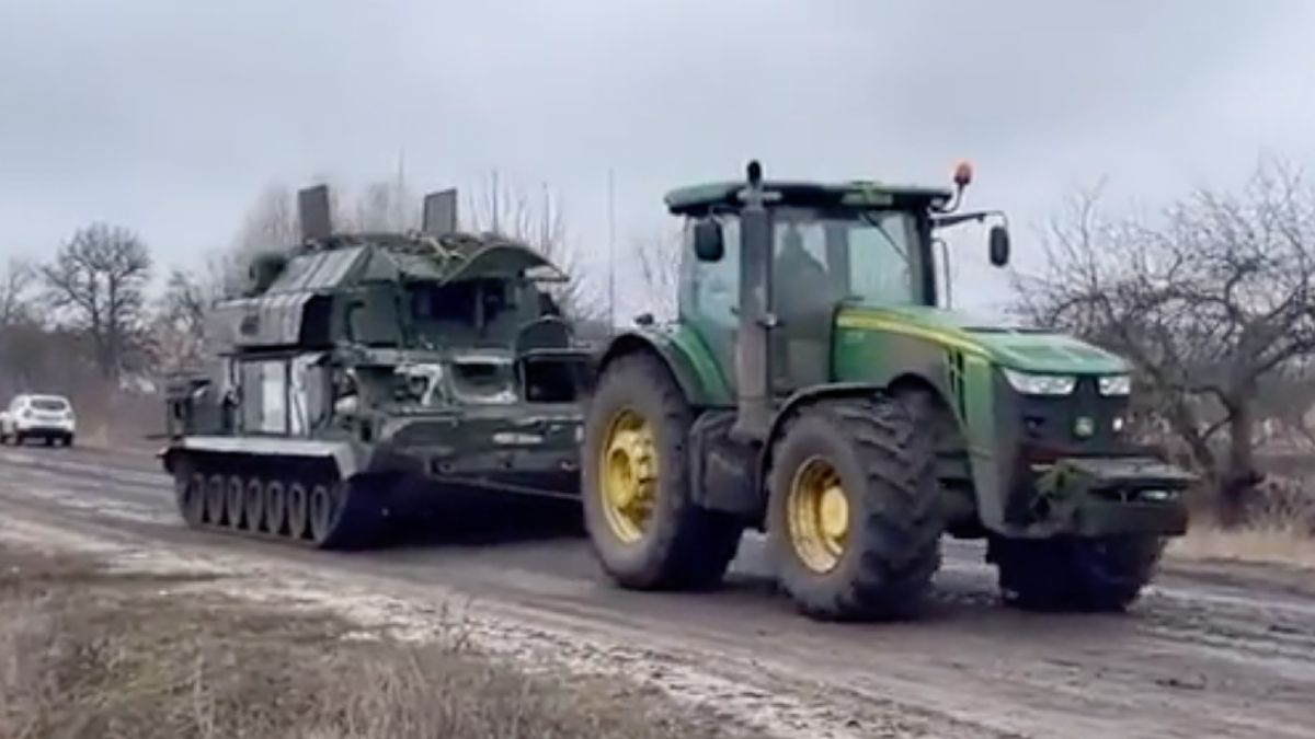 En weer slaat een Oekraïens boertje toe, Russische tank voor thuis