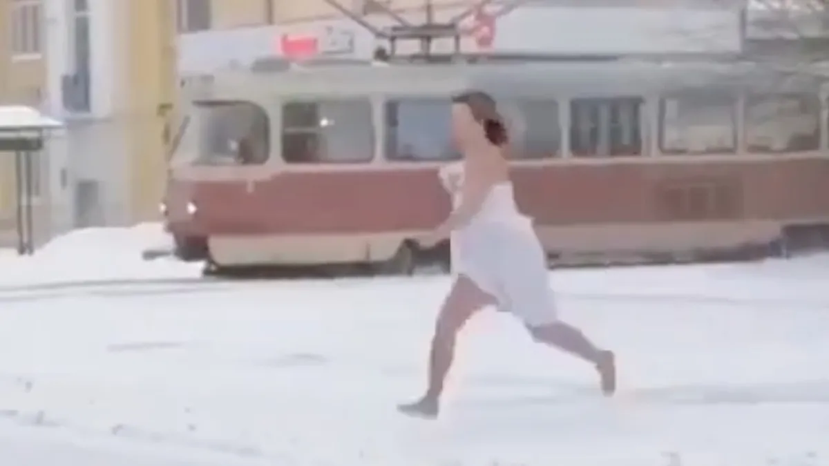 Dus een jongedame met in al te veel om het lijf probeerde auto te koppen