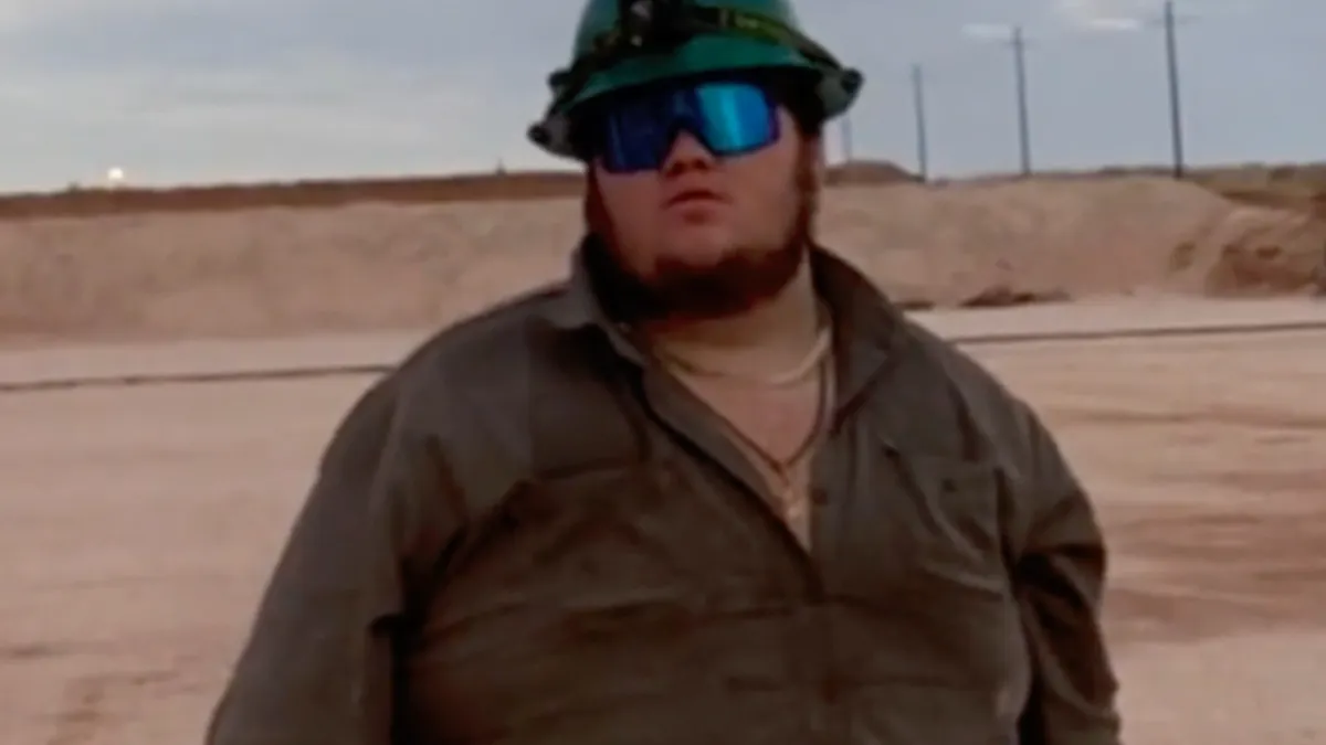 Dustin laat je weten dat het weekend eraan zit te komen