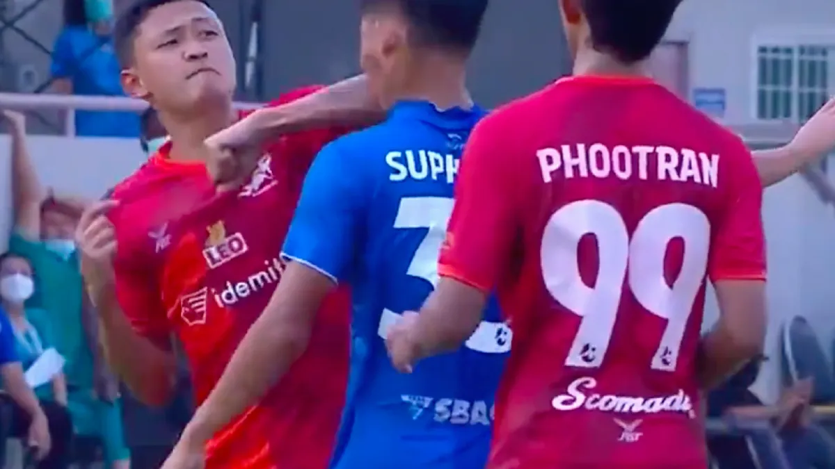 Thaise voetballer haalt voetbal en Muay Thai even door elkaar